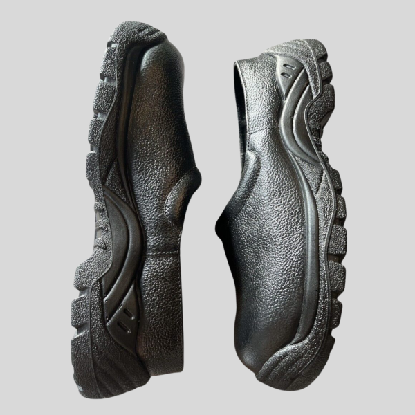 Slip-resistant sole of chef shoes